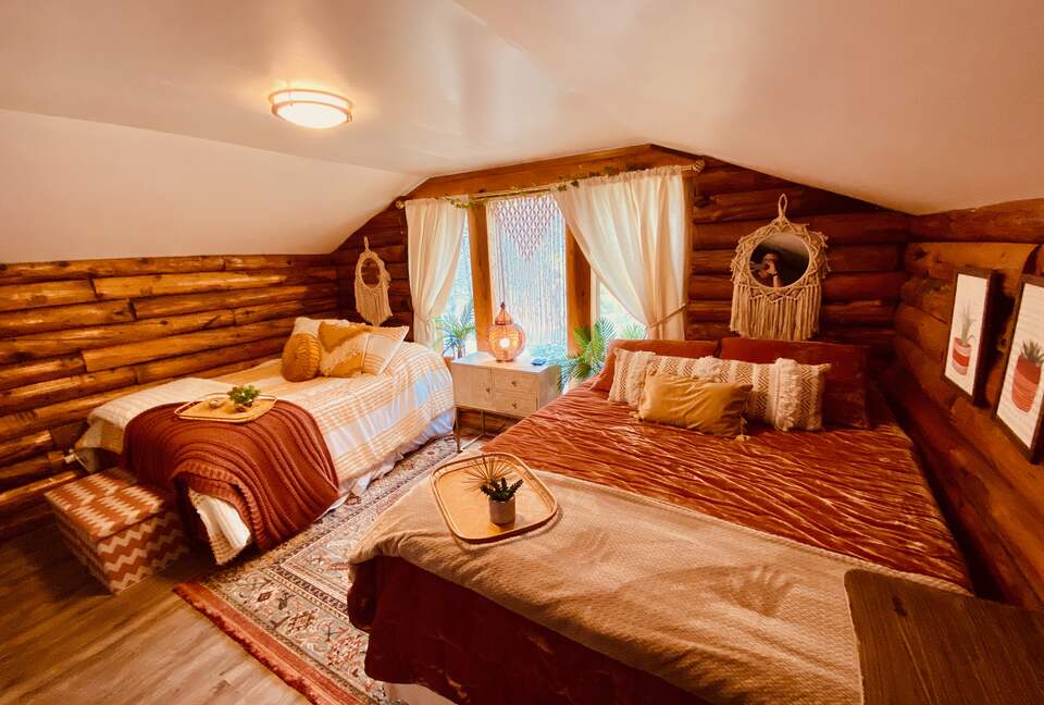 Boho-style Cabin with Hot Tub - Olmstead, Kentucky