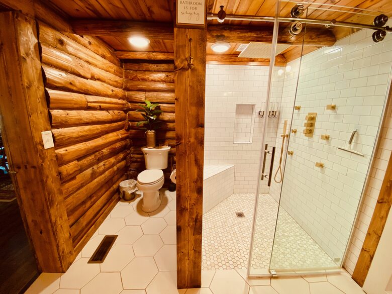 Boho-style Cabin with Hot Tub - Olmstead, Kentucky