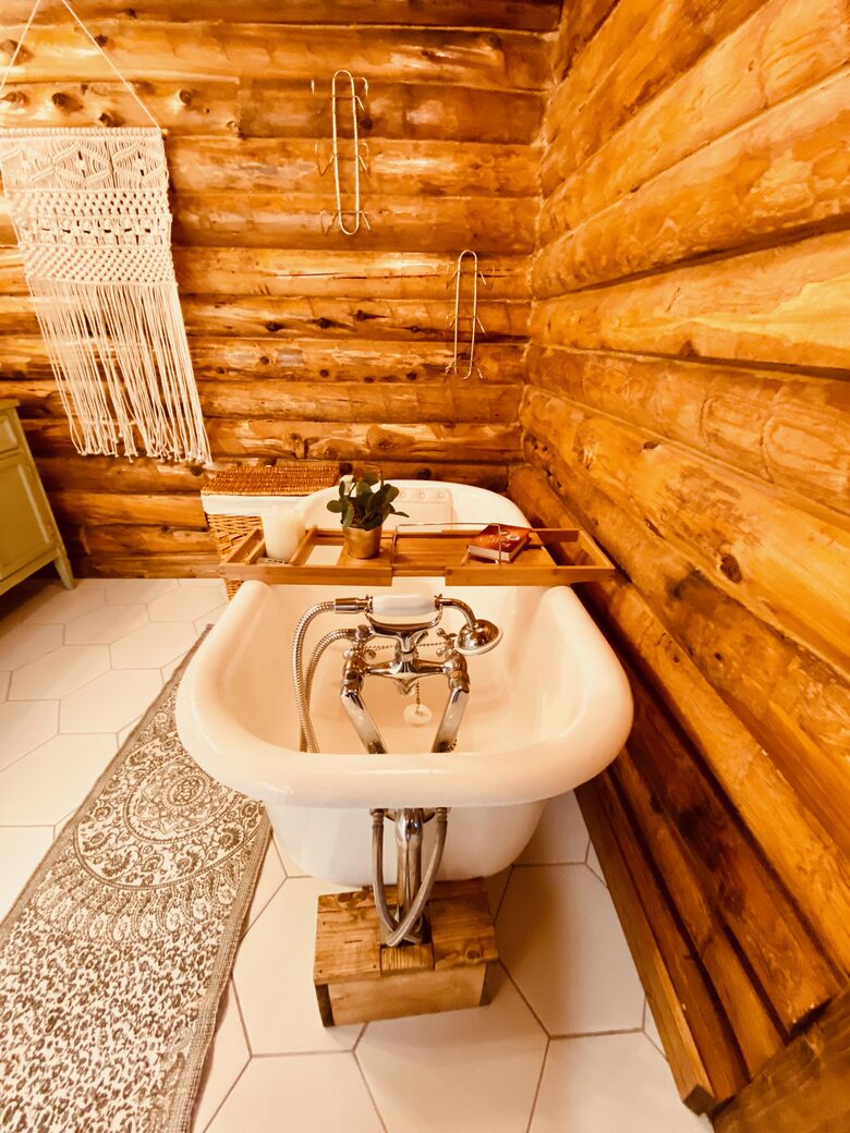 Boho-style Cabin with Hot Tub - Olmstead, Kentucky