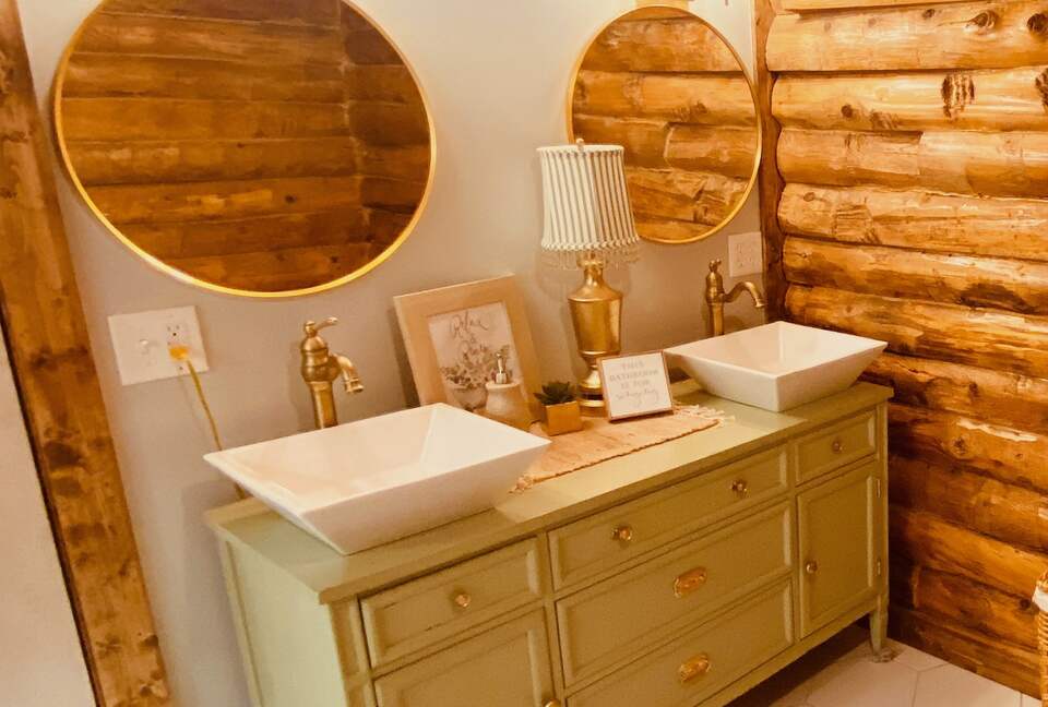 Boho-style Cabin with Hot Tub - Olmstead, Kentucky