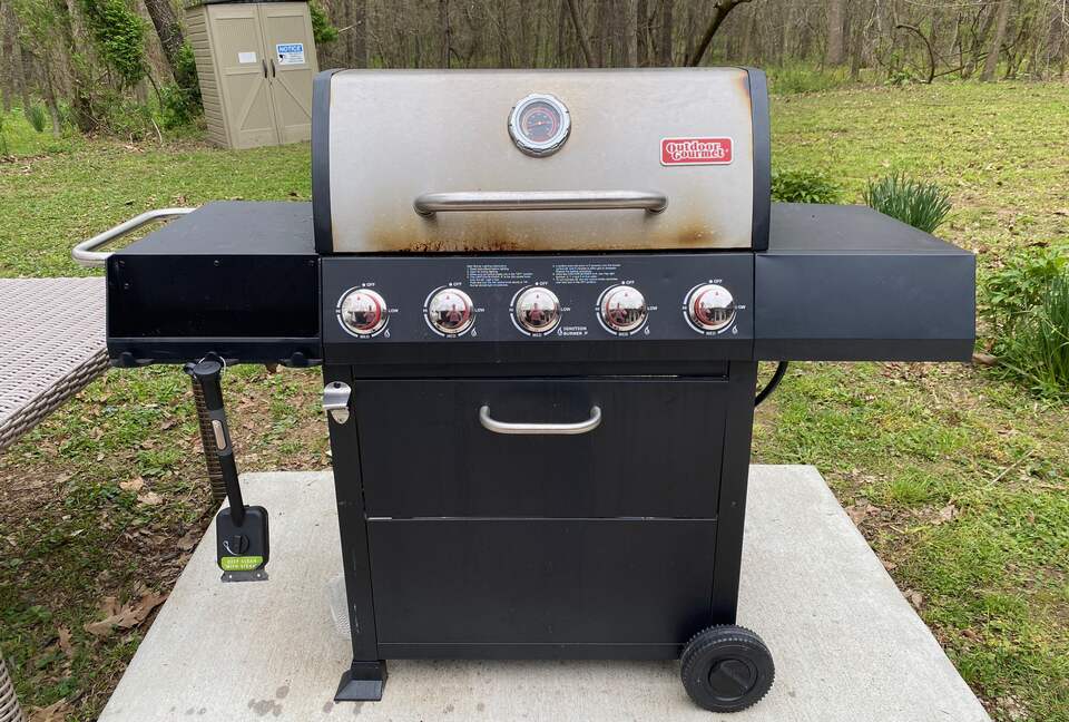 Boho-style Cabin with Hot Tub - Olmstead, Kentucky