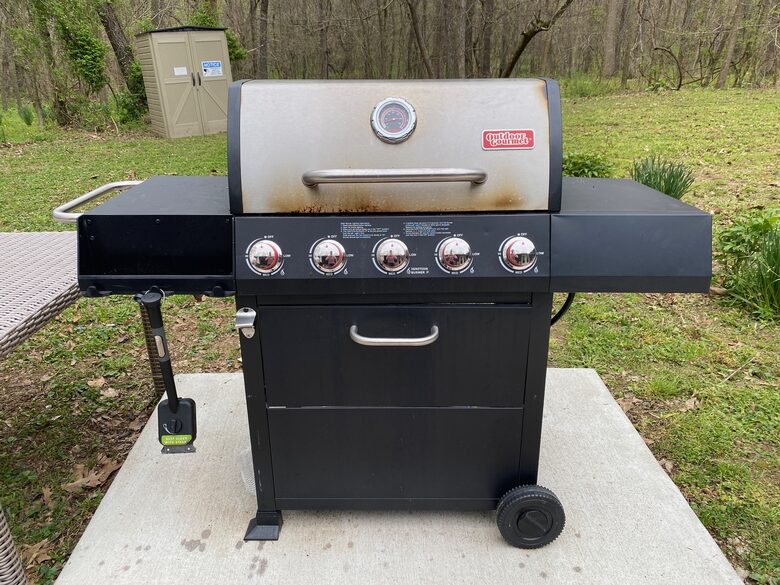 Boho-style Cabin with Hot Tub - Olmstead, Kentucky