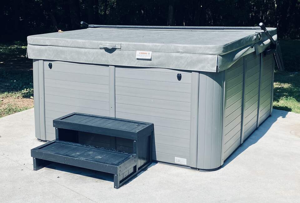 Boho-style Cabin with Hot Tub - Olmstead, Kentucky
