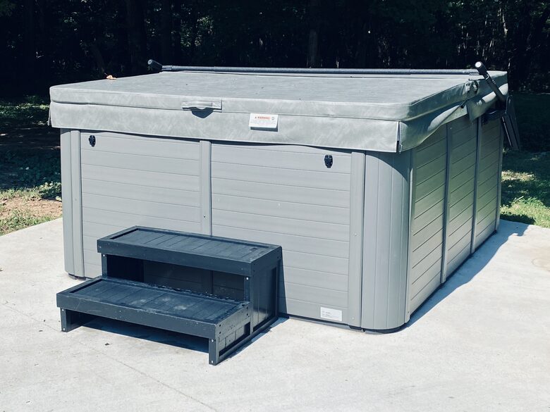 Boho-style Cabin with Hot Tub - Olmstead, Kentucky