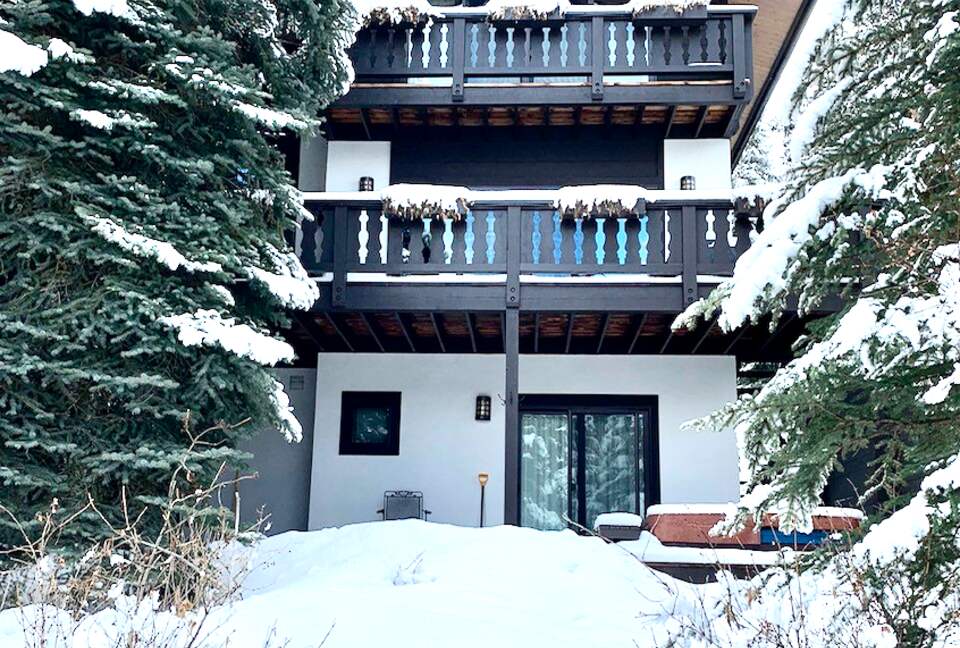 Vail Ski-In/Ski-Out Getaway with Amazing Location on the Slopes - Quick Ski/Walking Access to Lionshead! - Vail, Colorado