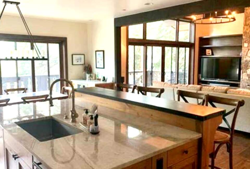 Vail Ski-In/Ski-Out Getaway with Amazing Location on the Slopes - Quick Ski/Walking Access to Lionshead! - Vail, Colorado