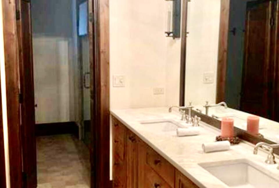 Vail Ski-In/Ski-Out Getaway with Amazing Location on the Slopes - Quick Ski/Walking Access to Lionshead! - Vail, Colorado