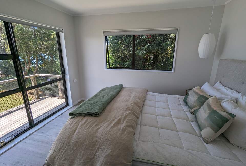 Front Beach Bliss - Ferry Landing, New Zealand