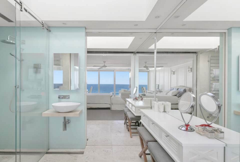 Hamptons style beach front home (R) - Sydney, Australia