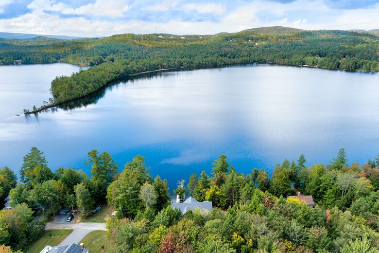 Stunning newly built Lake House with gym, 6 kayaks, screened porch - New London, New Hampshire