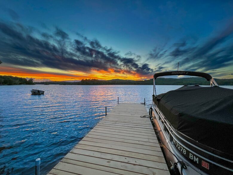 Stunning newly built Lake House with gym, 6 kayaks, screened porch - New London, New Hampshire
