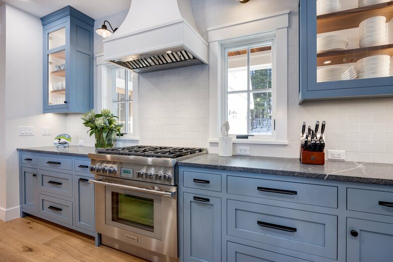 Stunning newly built Lake House with gym, 6 kayaks, screened porch - New London, New Hampshire