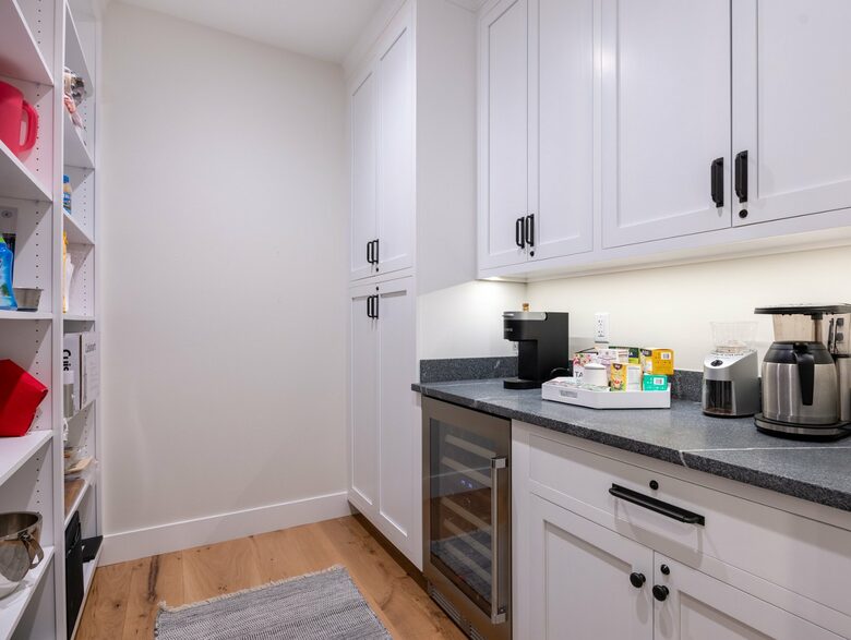 Stunning newly built Lake House with gym, 6 kayaks, screened porch - New London, New Hampshire