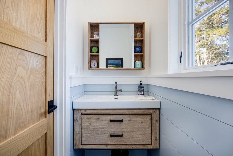 Stunning newly built Lake House with gym, 6 kayaks, screened porch - New London, New Hampshire