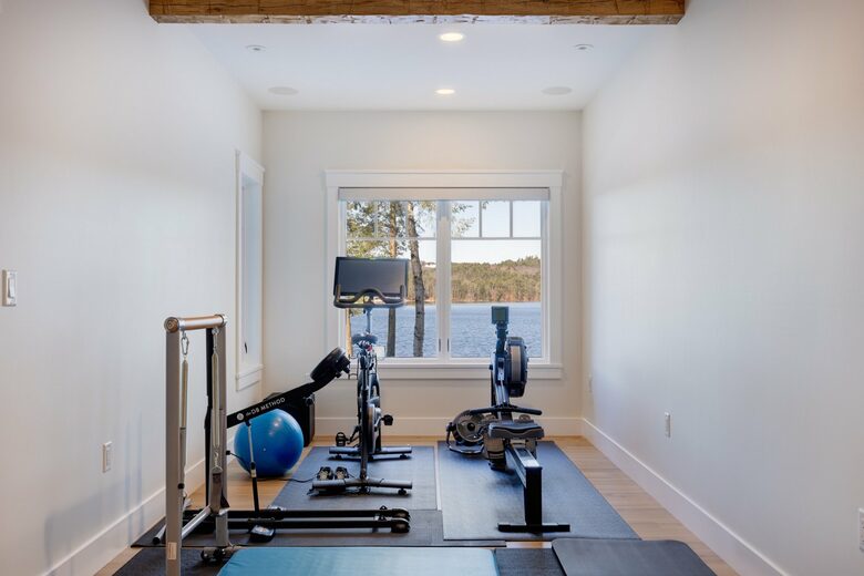 Stunning newly built Lake House with gym, 6 kayaks, screened porch - New London, New Hampshire