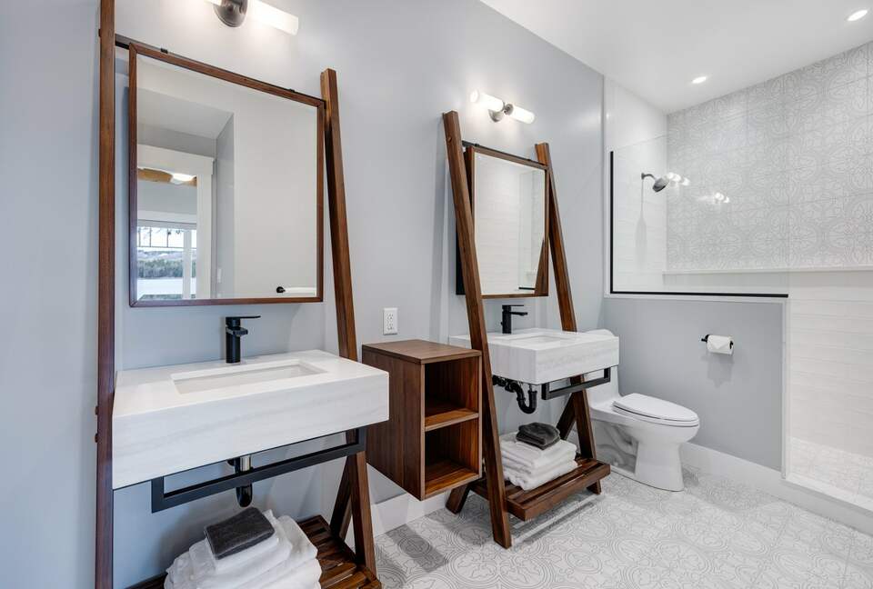 Stunning newly built Lake House with gym, 6 kayaks, screened porch - New London, New Hampshire