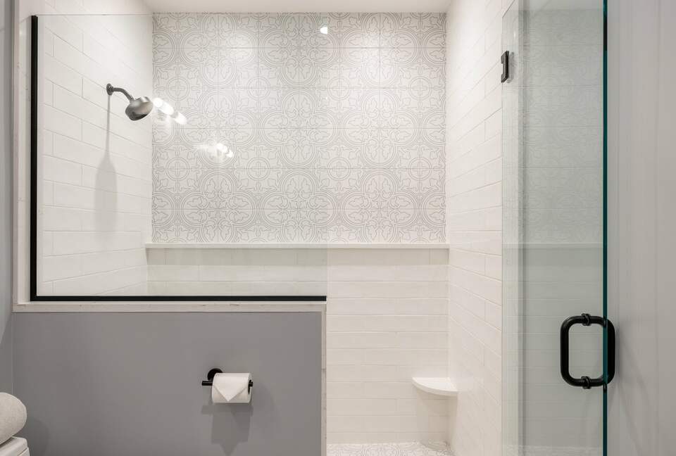 Stunning newly built Lake House with gym, 6 kayaks, screened porch - New London, New Hampshire