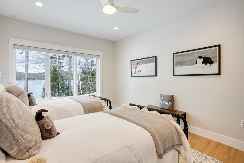 Stunning newly built Lake House with gym, 6 kayaks, screened porch - New London, New Hampshire