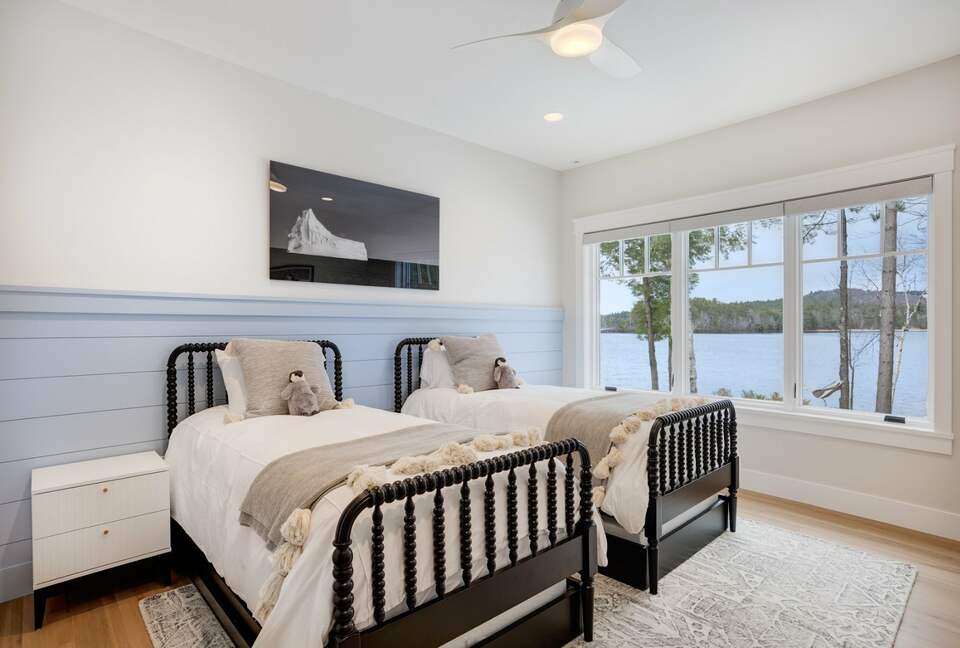 Stunning newly built Lake House with gym, 6 kayaks, screened porch - New London, New Hampshire