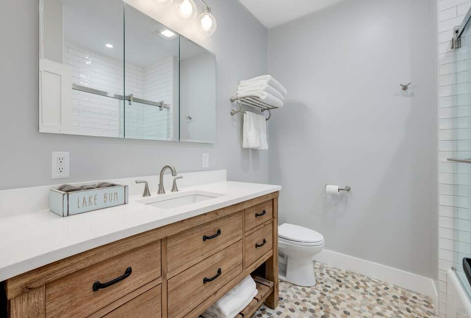 Stunning newly built Lake House with gym, 6 kayaks, screened porch - New London, New Hampshire