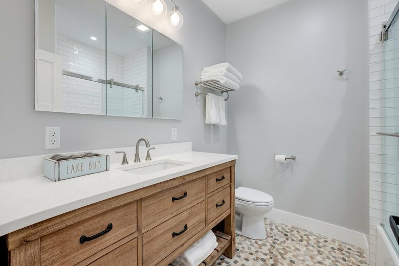 Stunning newly built Lake House with gym, 6 kayaks, screened porch - New London, New Hampshire