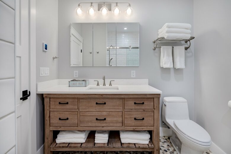 Stunning newly built Lake House with gym, 6 kayaks, screened porch - New London, New Hampshire