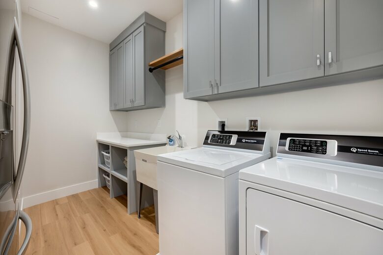 Stunning newly built Lake House with gym, 6 kayaks, screened porch - New London, New Hampshire