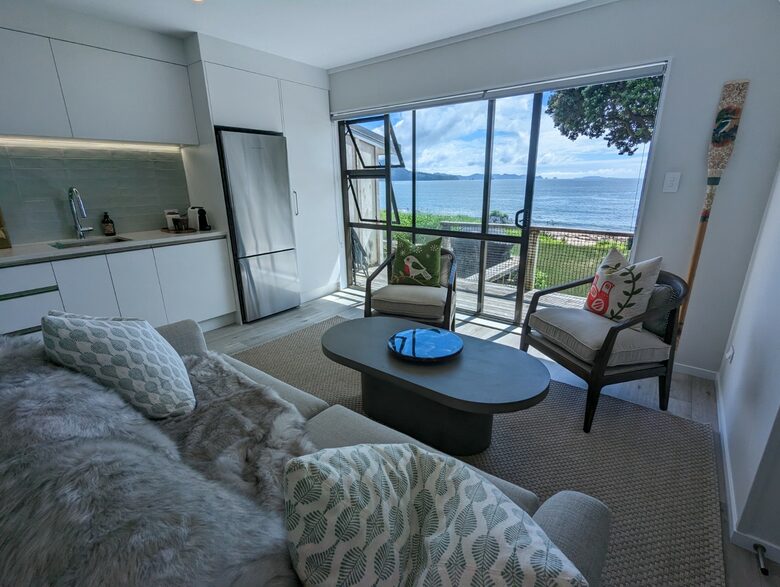 Front Beach Bliss - Ferry Landing, New Zealand