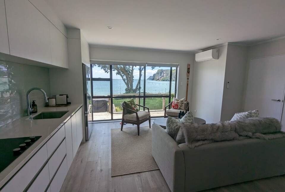 Front Beach Bliss - Ferry Landing, New Zealand