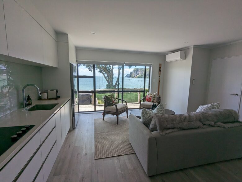 Front Beach Bliss - Ferry Landing, New Zealand