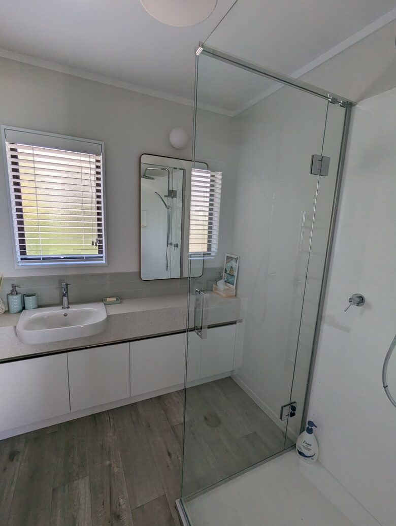 Front Beach Bliss - Ferry Landing, New Zealand