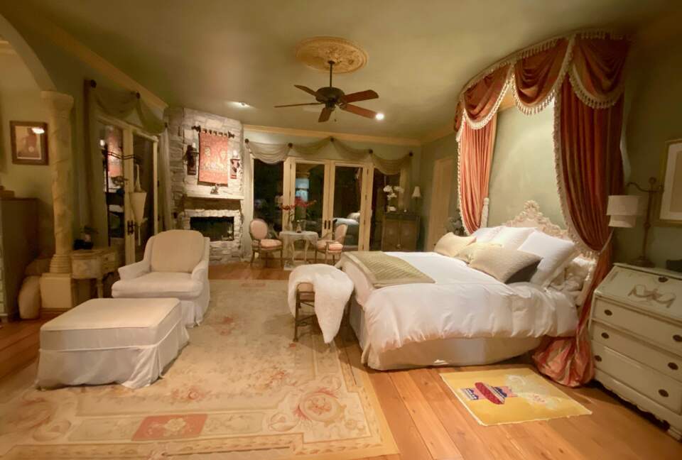 Super Sized Master Bedroom, 60" TV & Ocean Views