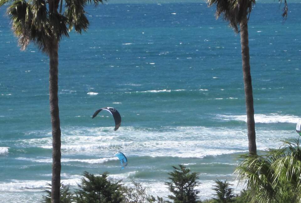 View kite surfers and surfer's hot spots from Villa