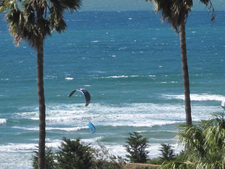 View kite surfers and surfer's hot spots from Villa
