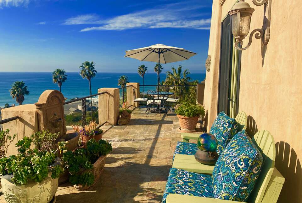 Wraparound entertaining Deck above the Sea