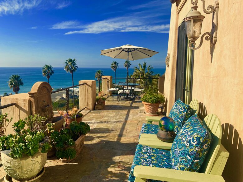 Wraparound entertaining Deck above the Sea
