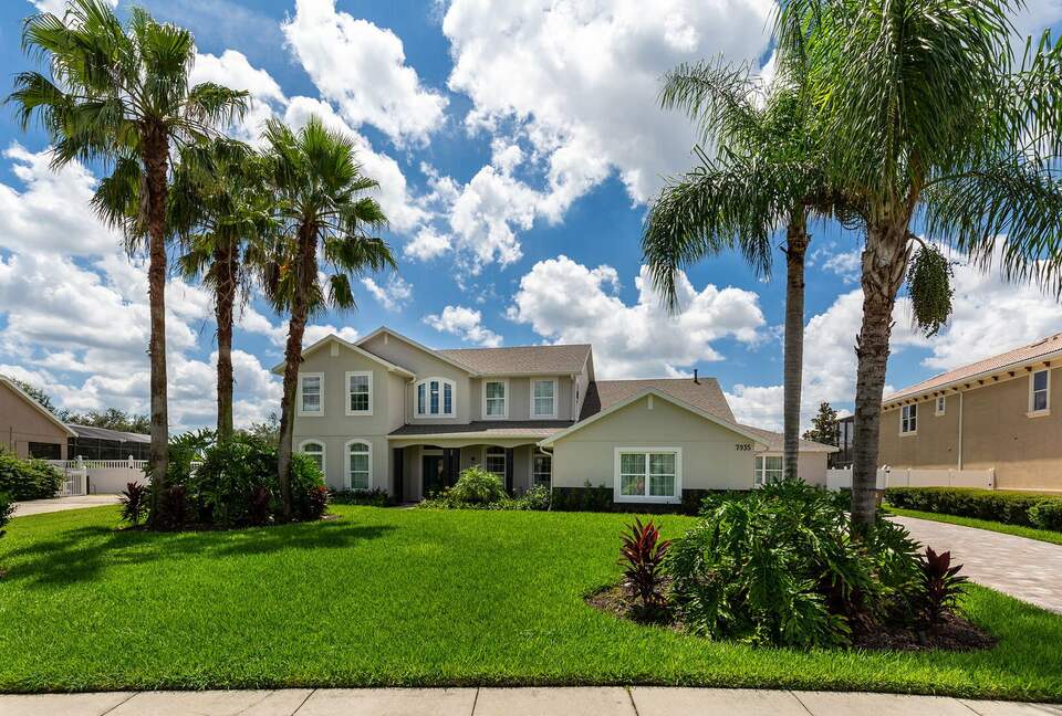 Perfect Family Retreat near Disney with Large Pool, Arcade, and Theater - Kissimmee, Florida
