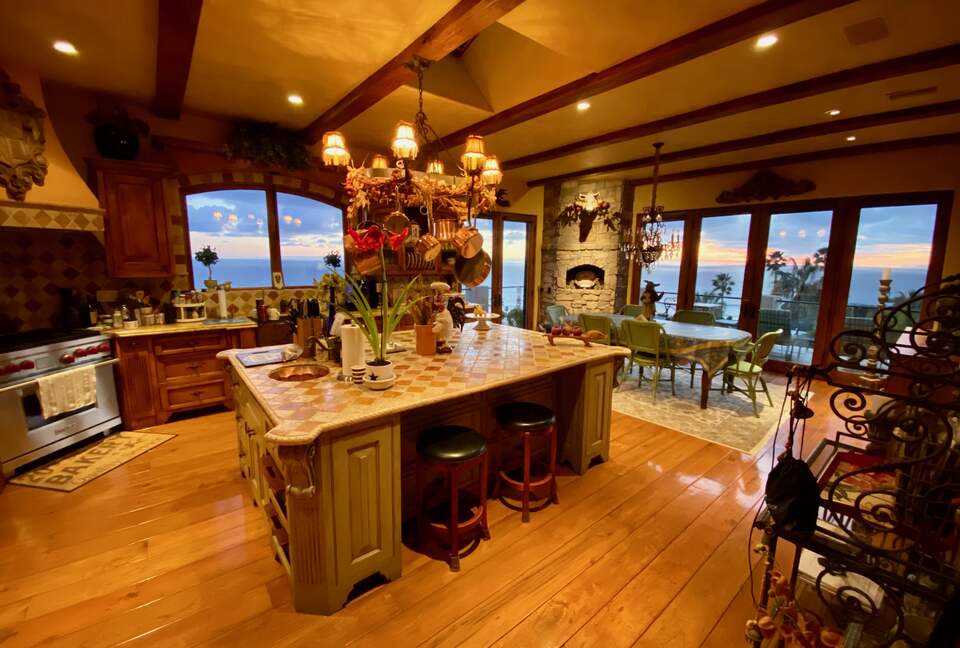 Fab Oc Vu Kirchen/Dining & wraparound Oc Vu Deck