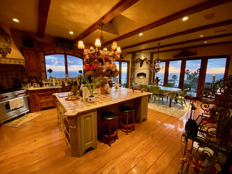 Fab Oc Vu Kirchen/Dining & wraparound Oc Vu Deck