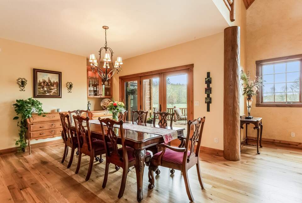 Beautiful and Large Private Log home in Wisconsin's Golfing Capitol - Sheboygan, Wisconsin