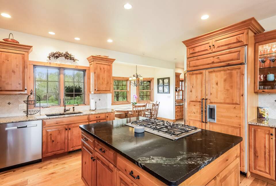 Beautiful and Large Private Log home in Wisconsin's Golfing Capitol - Sheboygan, Wisconsin