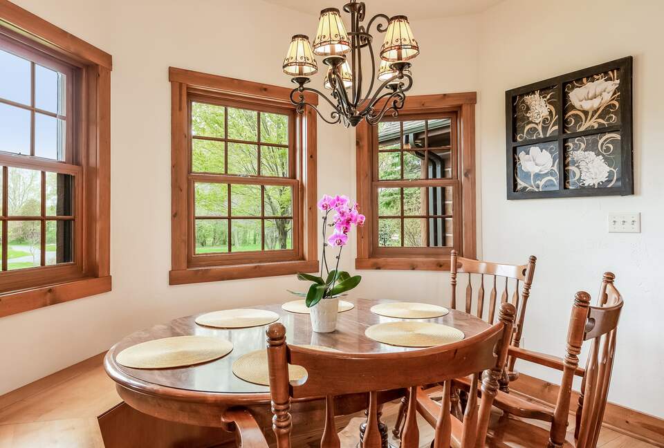 Beautiful and Large Private Log home in Wisconsin's Golfing Capitol - Sheboygan, Wisconsin