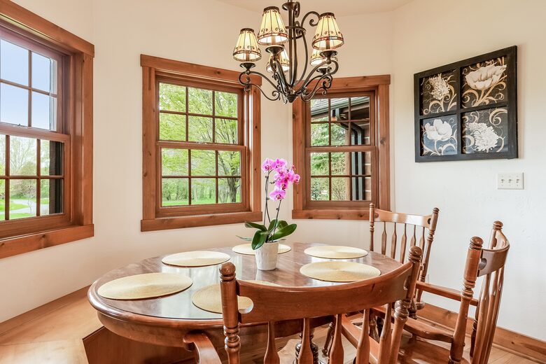 Beautiful and Large Private Log home in Wisconsin's Golfing Capitol - Sheboygan, Wisconsin