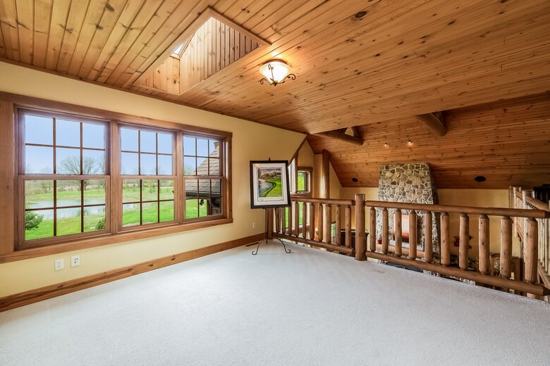 Beautiful and Large Private Log home in Wisconsin's Golfing Capitol - Sheboygan, Wisconsin