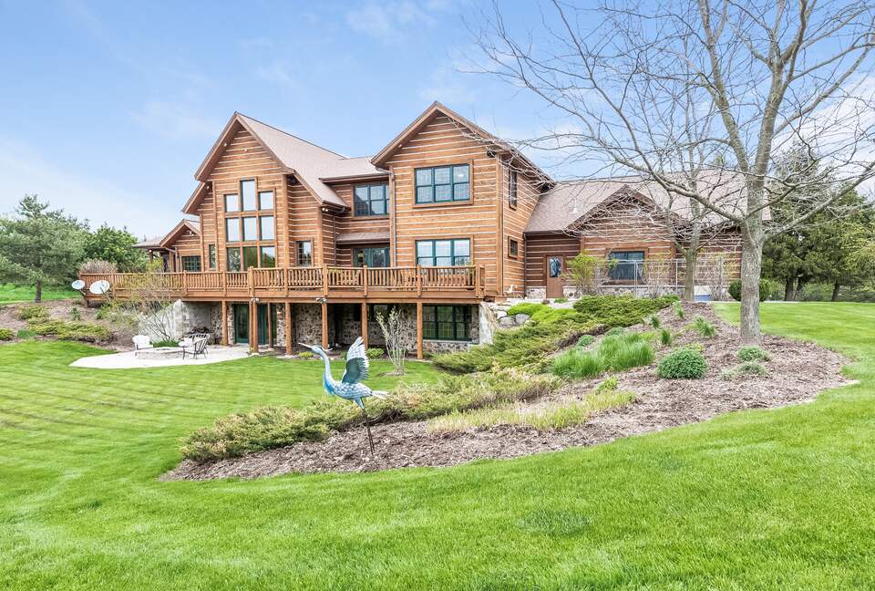Beautiful and Large Private Log home in Wisconsin's Golfing Capitol - Sheboygan, Wisconsin