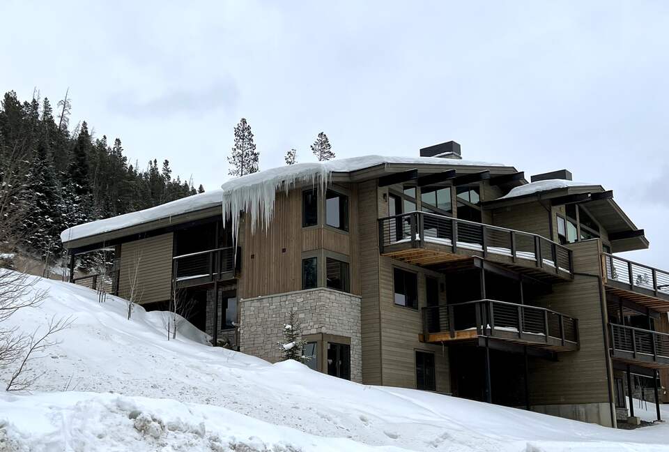 House backs up and has access to the national forest