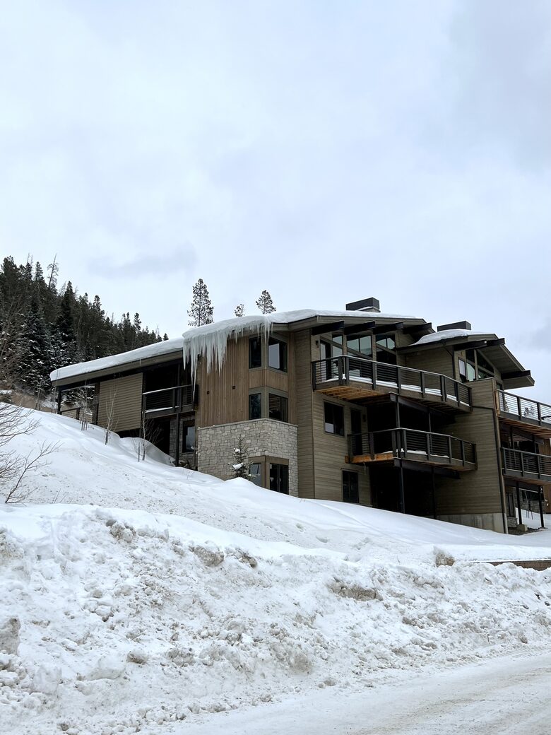 House backs up and has access to the national forest