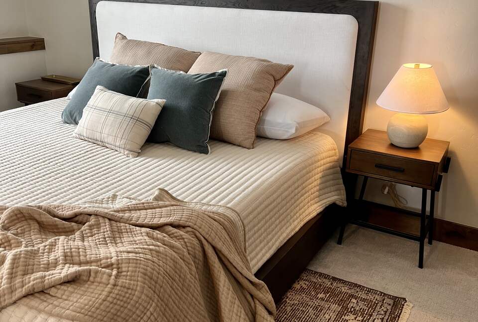 Second master suite - King bed