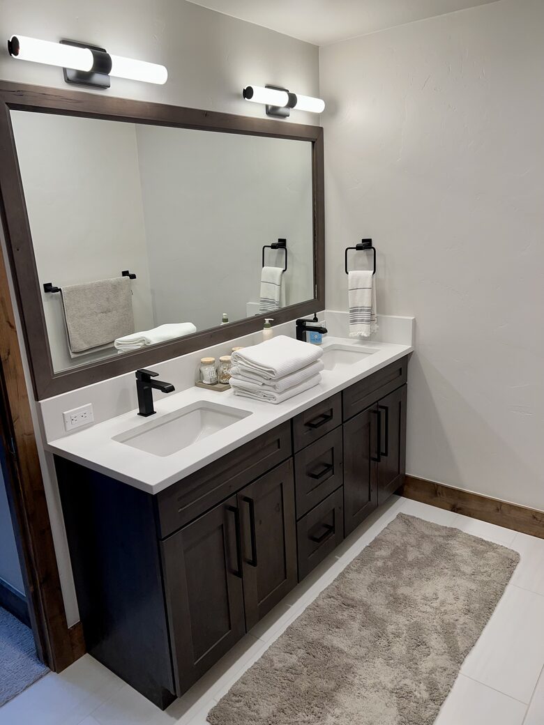 Second master bedroom ensuite bathroom