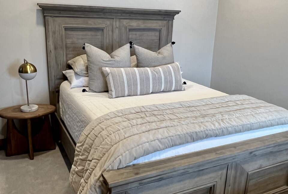 Basement bedroom #1 - Queen bed